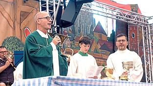 Roman Gerl zelebrierte den Gottesdienst auf der B&uuml;hne im Hahn-Zelt.
