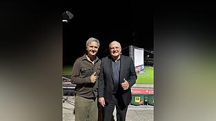 Armin Wolf (rechts) mit Comedian Chris Boettcher, der am 20. Dezember in der Donau-Arena auftreten wird. Armin Wolf (rechts) mit Comedian Chris Boettcher, der am 20. Dezember in der Donau-Arena auftreten wird.