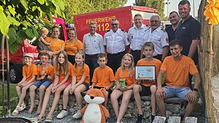 Beim offiziellen Startschuss der „Feuerfüchse“ mit Betreuerteam Franziska Hartl, Carolin Sedlmeier (hinten, v. l.) und Johannes Mauerer sowie (hinten, v. r.) Feuerwehr-Vorsitzender Robin Lindinger, Kommandant Stefan Leder, Ehren-KBM Konrad Seis, KBR Erwin Wurzer, Kreisjugendwart Hans Scheungrab und MdB a. D. Barthl Kalb als Vertreter der Gemeinde.