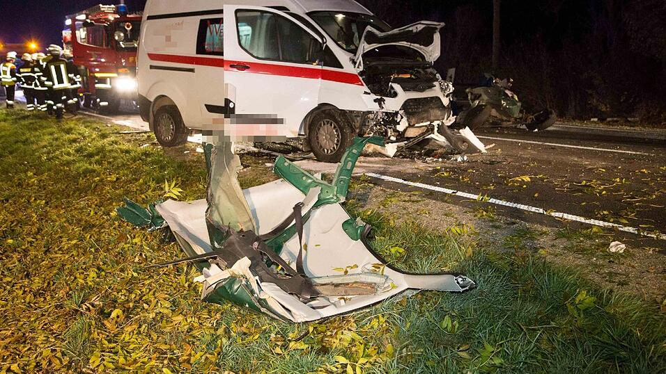 Zwei Menschen starben bei einem Verkehrsunfall am Montagabend auf der B11 bei Eching. Zwei Menschen starben bei einem Verkehrsunfall am Montagabend auf der B11 bei Eching.