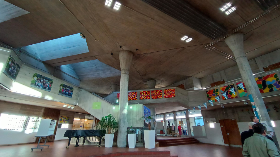 Die Betonwände in der Aula der Realschule sind mit Postern und Kunstwerken der Schüler geschmückt. Die Betonwände in der Aula der Realschule sind mit Postern und Kunstwerken der Schüler geschmückt.