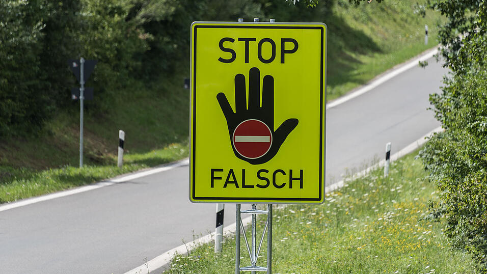 Auf der A92 bei Landau war am ersten Weihnachtsfeiertag ein bislang noch unbekannter Geisterfahrer unterwegs. Auf der A92 bei Landau war am ersten Weihnachtsfeiertag ein bislang noch unbekannter Geisterfahrer unterwegs.