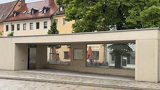 Zuletzt war es ruhig geworden um den Schwanenplatz. Stadt und Aktivisten haben sich nun zusammengetan. Mit dem Neuen Kunstverein will man das Luxusklo nun zur Kunststätte machen und als Debattenraum öffnen. Zuletzt war es ruhig geworden um den Schwanenplatz. Stadt und Aktivisten haben sich nun zusammengetan. Mit dem Neuen Kunstverein will man das Luxusklo nun zur Kunststätte machen und als Debattenraum öffnen.