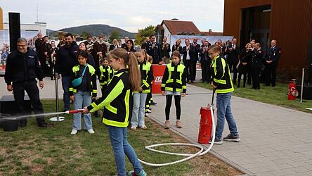 Der Feuerwehrnachwuchs zeigt unter dem Applaus der vielen Ehrengäste, dass er sein Metier beherrscht. Der Feuerwehrnachwuchs zeigt unter dem Applaus der vielen Ehrengäste, dass er sein Metier beherrscht.
