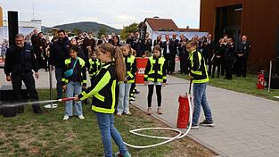 Der Feuerwehrnachwuchs zeigt unter dem Applaus der vielen Ehrengäste, dass er sein Metier beherrscht. Der Feuerwehrnachwuchs zeigt unter dem Applaus der vielen Ehrengäste, dass er sein Metier beherrscht.