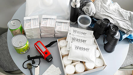 Was in einen Notfallkoffer für den Katastrophenfall gehört, will die Allianz in Kursen verstärkt vermitteln. Was in einen Notfallkoffer für den Katastrophenfall gehört, will die Allianz in Kursen verstärkt vermitteln.
