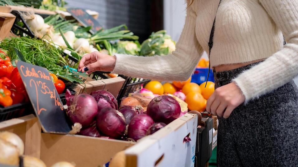 Die Bio-Branche steckt in der Krise. Wegen der Inflation entscheiden sich zunehmend Menschen gegen Bio-Ware. Die Bio-Branche steckt in der Krise. Wegen der Inflation entscheiden sich zunehmend Menschen gegen Bio-Ware.