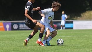 Verlässlich: Auch auf die Jungspunde kann „Spiele“-Coach Sebastian Maier voll zählen. Der 19-jährige Kilian Dietrich (rechts) überzeugte nach seiner Einwechslung in Dingolfing.