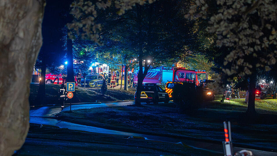 Das alte Jagdschloss in Donaustauf geriet in der Nacht auf Montag in Brand. Der entstandene Schaden dürfte immens sein. 