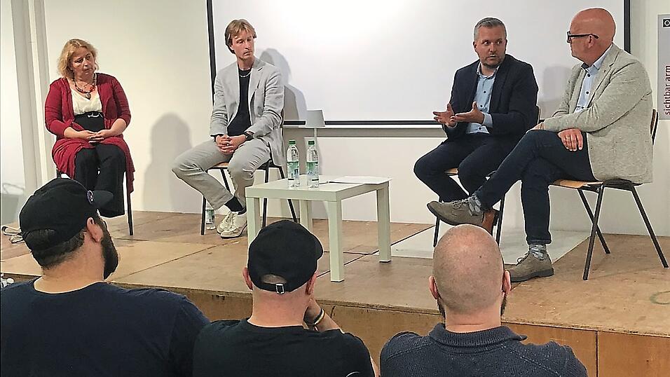 Diskutierten miteinander (von links): Martina Groh-Schad (Soziale Initiativen), Felix Fiebiger (OTH), Sozialamtsleiter Christoph Gailer und Bürgermeister Thomas Thurow (Brücke). Diskutierten miteinander (von links): Martina Groh-Schad (Soziale Initiativen), Felix Fiebiger (OTH), Sozialamtsleiter Christoph Gailer und Bürgermeister Thomas Thurow (Brücke).