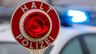 Bei einer Kontrolle stoppte die Polizei einen Transport mit radioaktivem Material. (Symbolbild) Bei einer Kontrolle stoppte die Polizei einen Transport mit radioaktivem Material. (Symbolbild)