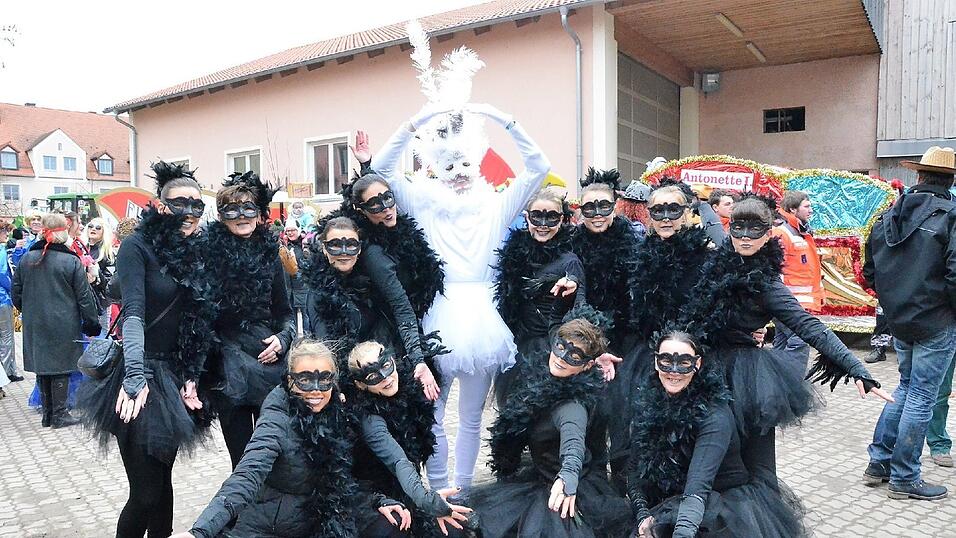 Mit dem großartigen 67. Faschingszug und einem anschließenden 'Narrentreiben' nahm am Faschingsdienstag der Fasching 2017 in Sarching ein glanzvolles Ende. Und was dabei alle 'narrisch' freute, das Wetter spielte doch noch mit; denn während des Zuges war es regenfrei; erst zum Ende regnete es! Mit dem großartigen 67. Faschingszug und einem anschließenden 'Narrentreiben' nahm am Faschingsdienstag der Fasching 2017 in Sarching ein glanzvolles Ende. Und was dabei alle 'narrisch' freute, das Wetter spielte doch noch mit; denn während des Zuges war es regenfrei; erst zum Ende regnete es!