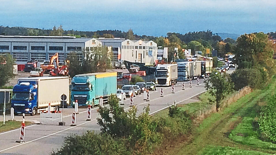 Und täglich grüßt die Lastwagenschlange: die morgendliche Auto- und Lastwagenschlange auf der B 20-Ausfahrt Steinach. Und täglich grüßt die Lastwagenschlange: die morgendliche Auto- und Lastwagenschlange auf der B 20-Ausfahrt Steinach.