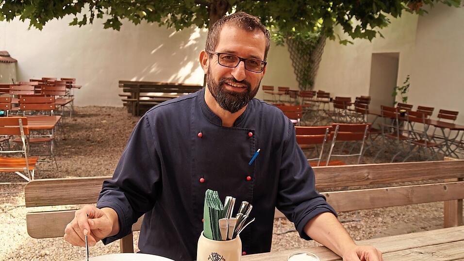 Ein Bild aus Zeiten vor der Corona-Pandemie: Cafer Kayhan, Pächter des Wirtshauses 'Zum Oberen Krieger', präsentiert zwei seiner Kreationen im Biergarten der Gaststätte. Ein Bild aus Zeiten vor der Corona-Pandemie: Cafer Kayhan, Pächter des Wirtshauses 'Zum Oberen Krieger', präsentiert zwei seiner Kreationen im Biergarten der Gaststätte.