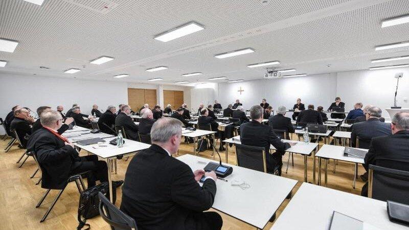 Bischöfe sitzen im Tagungsraum bei der Eröffnung der Frühjahrsvollversammlung der DBK. Bischöfe sitzen im Tagungsraum bei der Eröffnung der Frühjahrsvollversammlung der DBK.