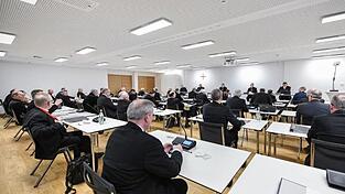 Bischöfe sitzen im Tagungsraum bei der Eröffnung der Frühjahrsvollversammlung der DBK. Bischöfe sitzen im Tagungsraum bei der Eröffnung der Frühjahrsvollversammlung der DBK.