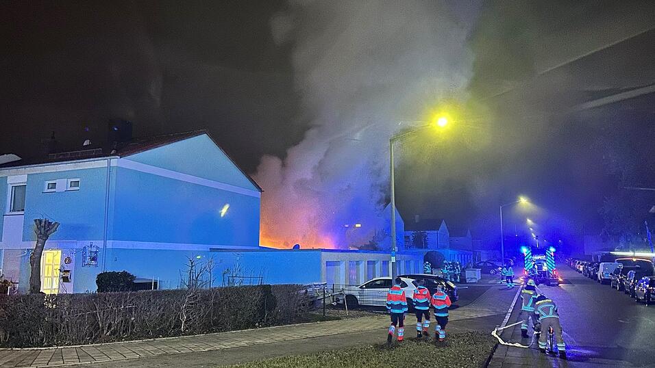 Die Stichflamme aus der Gasflasche war weithin sichtbar. Die Feuerwehrleute operierten mit schwerem Atemschutz. Die Stichflamme aus der Gasflasche war weithin sichtbar. Die Feuerwehrleute operierten mit schwerem Atemschutz.