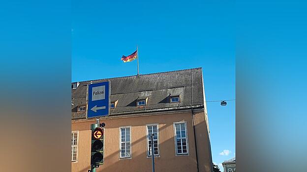 Die Deutschlandflagge war am Montag auf dem Neuen Rathaus in Regensburg gehisst. Die Deutschlandflagge war am Montag auf dem Neuen Rathaus in Regensburg gehisst.