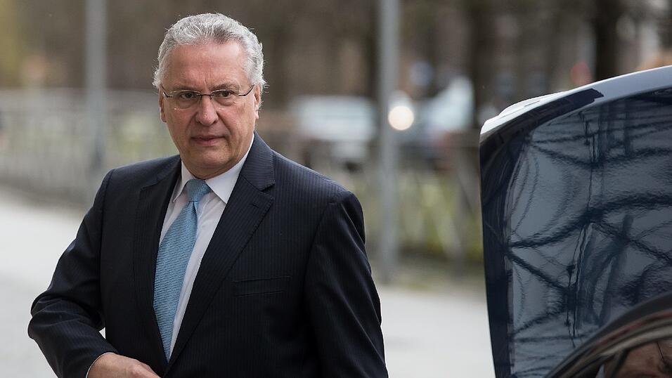 Der bayerische Innenminister Joachim Herrmann (CSU) will den Bayerischen Verfassungsschutz stärken und legt dem Landtag einen Entwurf vor. Der bayerische Innenminister Joachim Herrmann (CSU) will den Bayerischen Verfassungsschutz stärken und legt dem Landtag einen Entwurf vor.