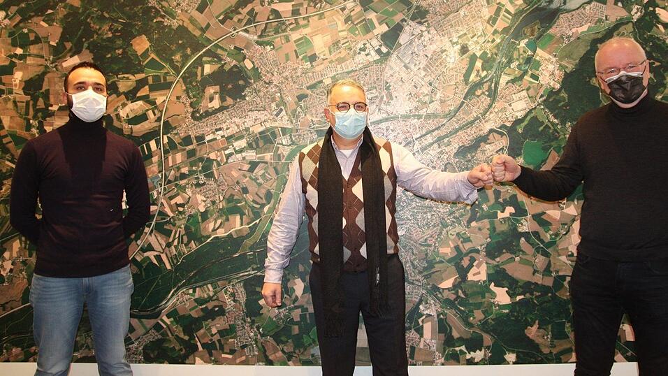 Restaurantbesitzer und Chefkoch Vincenzo Drago (Mitte) zusammen mit seinem Schwiegersohn und Koch Alessio (links) sowie Oberb&uuml;rgermeister Alexander Putz.