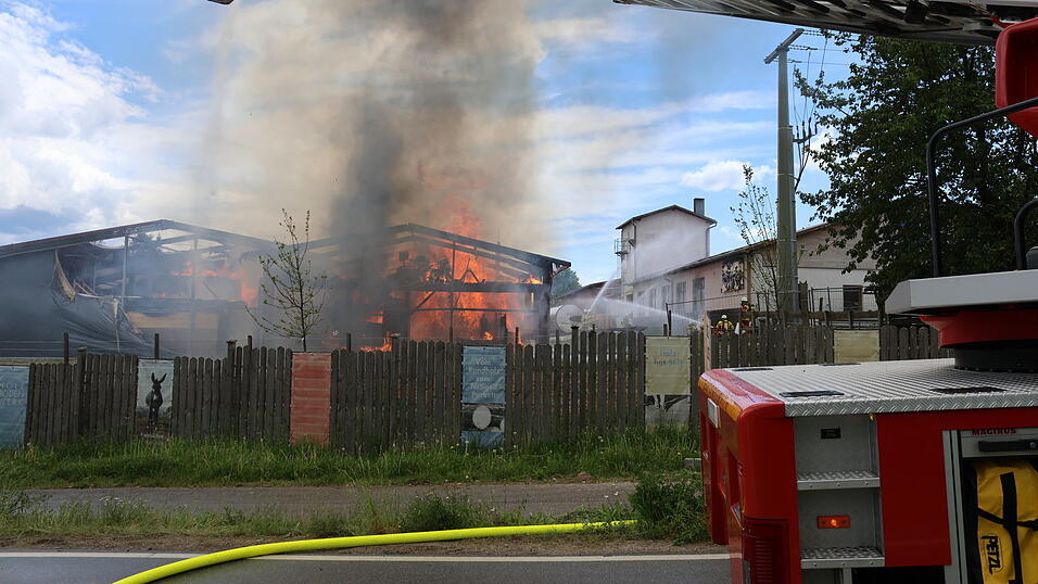 Die Drehleitern aus Roding und Cham bekämpfen den Brand von oben. Die Drehleitern aus Roding und Cham bekämpfen den Brand von oben.