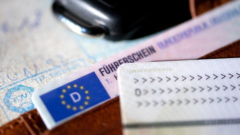 Der Mann hatte seinen Führerschein wegen eines Fahrverbots abgeben müssen. (Symbolbild)