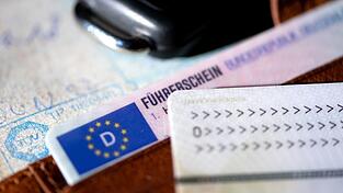 Der Mann hatte seinen Führerschein wegen eines Fahrverbots abgeben müssen. (Symbolbild)