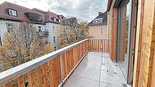 Nur hochwertige Lärche wurde für die Fassade verwendet. Eine Wohnung ist bereits vermietet.