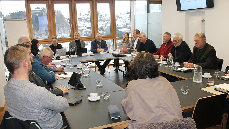 Der Kreisausschuss des Landkreises Regen unter Vorsitz von Landrat Ronny Raith tagte im Landratsamt.