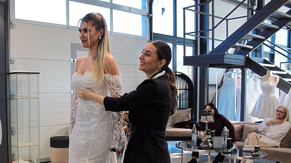 Brautausstatterin Buket Kantekin zeigt der aus der Schweiz angereisten Aylin G&uuml;rkan die M&ouml;glichkeiten bei ihrem Hochzeitskleid.