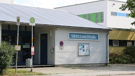 Die alte Mehrzweckhalle wird ab Ende März 2027 abgerissen. Bis September 2030 soll das neue Schulsportzentrum fertig sein. Die alte Mehrzweckhalle wird ab Ende März 2027 abgerissen. Bis September 2030 soll das neue Schulsportzentrum fertig sein.