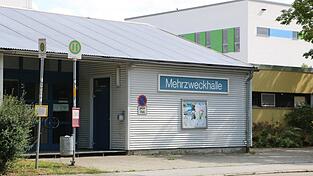 Die alte Mehrzweckhalle wird ab Ende M&auml;rz 2027 abgerissen. Bis September 2030 soll das neue Schulsportzentrum fertig sein.