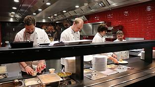 Der stellvertretende K&uuml;chenchef Sebastian Steiger (von links), Julian Schmiedl, Walburga Gruber und Chefkoch Franz Emberger bef&uuml;llen die ersten Teller der Angestellten von Josef R&auml;dlinger.
