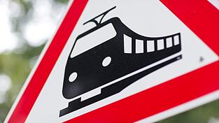 Nach dem Unfall ermittelt die Polizei wegen gef&auml;hrlichen Eingriffs in den Bahnverkehr. (Symbolbild)