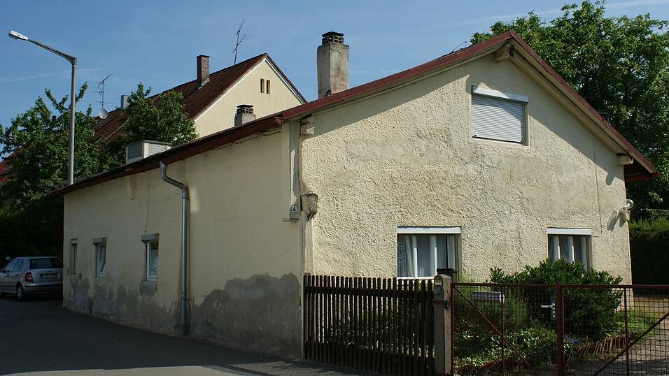 Von au&szlig;en unscheinbar, doch unter historischen Aspekten eine Besonderheit: Dem ehemaligen Wohnstallhaus an der Kirchgasse bescheinigt das Landesdenkmalamt eine 'hohe geschichtliche Bedeutung'. Der vordere Teil besteht unter dem Putz aus Holz, im hinteren Teil wurden Vollziegel verbaut.