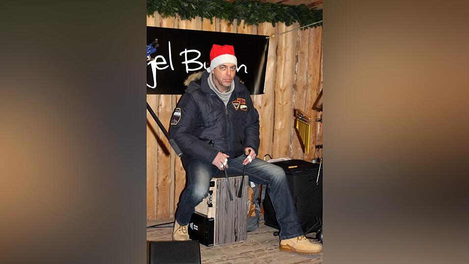 Der idyllische Christkindlmarkt in der Freyung in Landshut zählt zu den schönsten Christkindlmärkten Bayerns. Bei eisigen Temperaturen ist dort insbesondere die Glühwein-Alm natürlich heiß begehrt. Der idyllische Christkindlmarkt in der Freyung in Landshut zählt zu den schönsten Christkindlmärkten Bayerns. Bei eisigen Temperaturen ist dort insbesondere die Glühwein-Alm natürlich heiß begehrt.