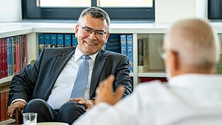 Wir haben Medienminister Dr. Florian Herrmann zur Zukunft digitaler Medien und das Regionalfernsehen interviewt.