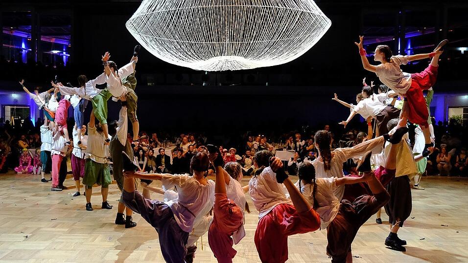 Der Künstlerball bot ein großes Showprogramm. Der Künstlerball bot ein großes Showprogramm.