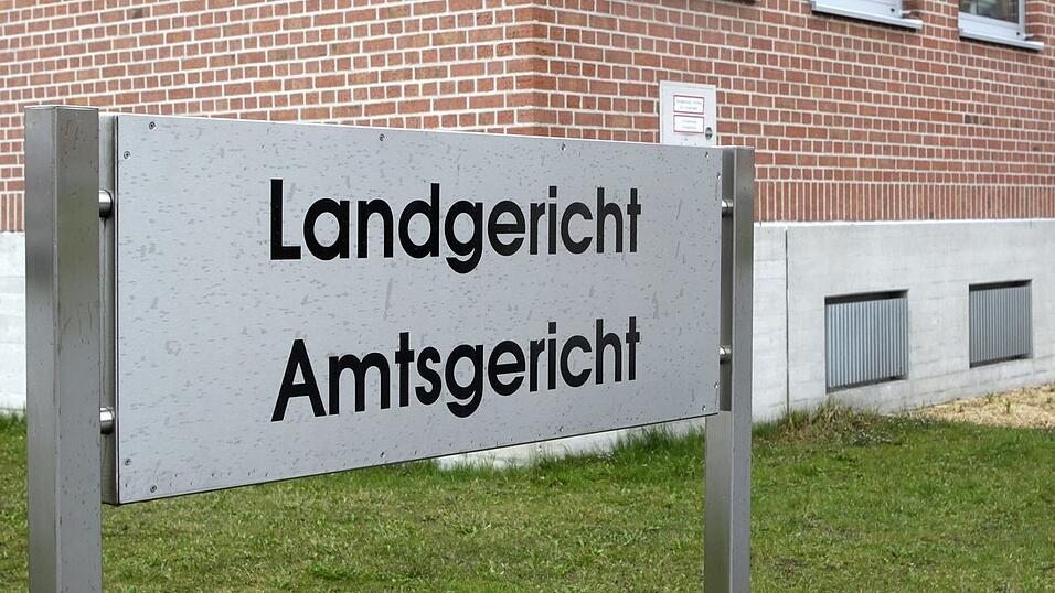 Seit Jahrzehnten beschäftigt der Angeklagte bereits die Justiz. Seit Jahrzehnten beschäftigt der Angeklagte bereits die Justiz.