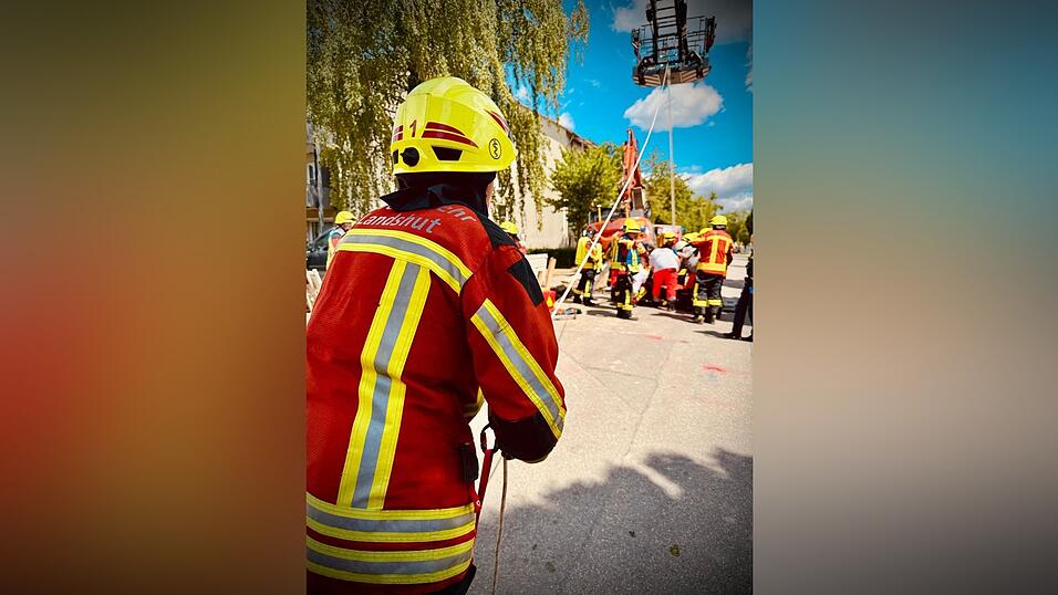 Die Feuerwehr musste eine Person aus einer Baugrube retten. Die Feuerwehr musste eine Person aus einer Baugrube retten.