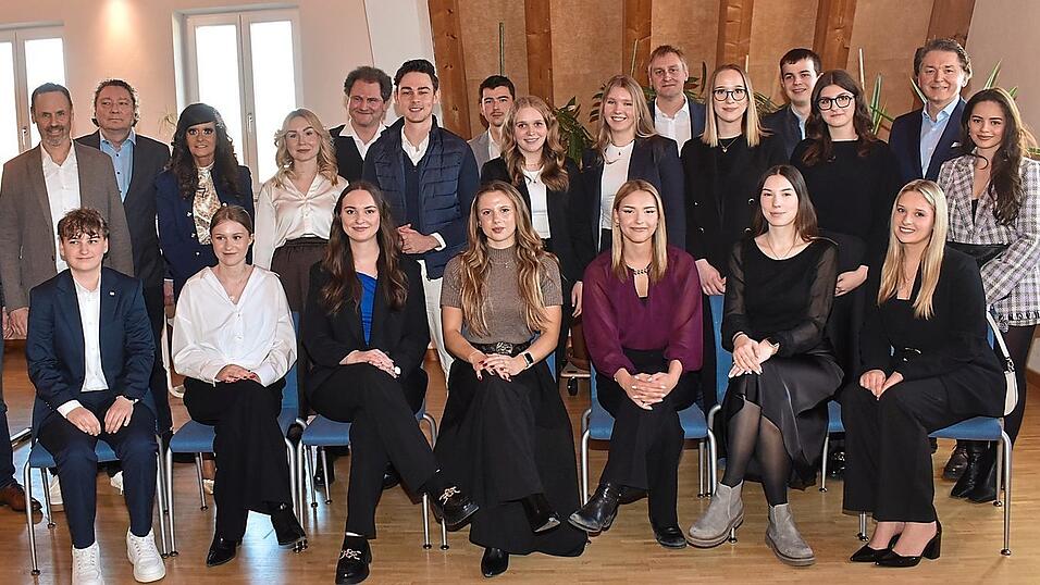 Die Bankkaufleute zusammen mit den Ausbildern, den Lehrkr&auml;ften und den Bankvorst&auml;nden