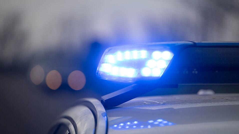 Die Polizei ermittelt zusammen mit der Berufsgenossenschaft und dem Gewerbeaufsichtsamt zum Unfallhergang. (Symbolbild)