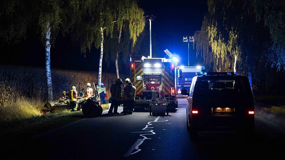 Der Trans Am war nach mehreren Überschlägen auf dem Dach liegen geblieben. Der Trans Am war nach mehreren Überschlägen auf dem Dach liegen geblieben.