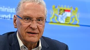 Bayerns Innenminister Joachim Herrmann (CSU) begrüßt die Abschiebung von Straftätern aus Afghanistan. (Archivbild)