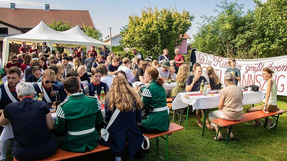Ein Fr&uuml;hshoppen-Gartenfestl im Ritterinnen-Garten.