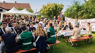 Ein Frühshoppen-Gartenfestl im Ritterinnen-Garten.
