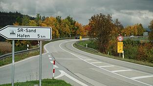 Geradeaus geht es auf die Xaver-Hafner-Brücke, nach links über die SR 12 zum Hafen, zur Stadt Straubing und zur B 20: Die SR 22, die von Süden, also von Ainbrach und Schambach sowie letztlich von der B 8 her kommt, gehört zu den Kreisstraßen mit der höchsten Verkehrsbelastung. Entsprechend schlecht ist der Straßenbelag mittlerweile. Diesen Blick aus dem Bus auf Flickstellen hatte der Bauausschuss des Kreistags bei seiner Rundfahrt im Oktober. Geradeaus geht es auf die Xaver-Hafner-Brücke, nach links über die SR 12 zum Hafen, zur Stadt Straubing und zur B 20: Die SR 22, die von Süden, also von Ainbrach und Schambach sowie letztlich von der B 8 her kommt, gehört zu den Kreisstraßen mit der höchsten Verkehrsbelastung. Entsprechend schlecht ist der Straßenbelag mittlerweile. Diesen Blick aus dem Bus auf Flickstellen hatte der Bauausschuss des Kreistags bei seiner Rundfahrt im Oktober.