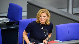 Bundestagspräsidentin Julia Klöckner (CDU) stammt ursprünglich aus dem überwiegend katholisch geprägten Rheinland-Pfalz. Bundestagspräsidentin Julia Klöckner (CDU) stammt ursprünglich aus dem überwiegend katholisch geprägten Rheinland-Pfalz.