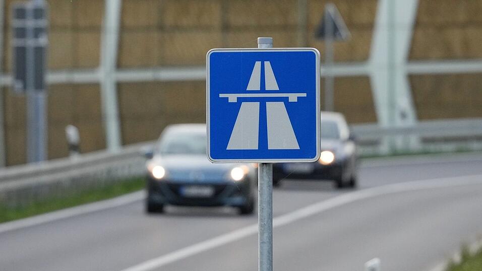Die A8 ist derzeit in beide Fahrtrichtungen gesperrt. (Symbolbild) Die A8 ist derzeit in beide Fahrtrichtungen gesperrt. (Symbolbild)
