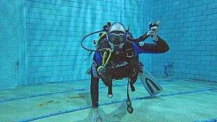 Die 'Tarierung', also das Herstellen eines Schwebezustands in einer gewissen Tiefe, erfordert ein bisschen Übung – klappt aber nach ein paar Versuchen doch ganz gut. Die 'Tarierung', also das Herstellen eines Schwebezustands in einer gewissen Tiefe, erfordert ein bisschen Übung – klappt aber nach ein paar Versuchen doch ganz gut.